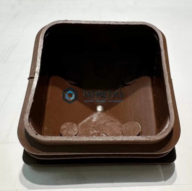 Заглушка для труб квадратная,100 х 100 мм ДОМИК КОРИЧНЕВАЯ -  магазин крепежа «ТАТМЕТИЗ»